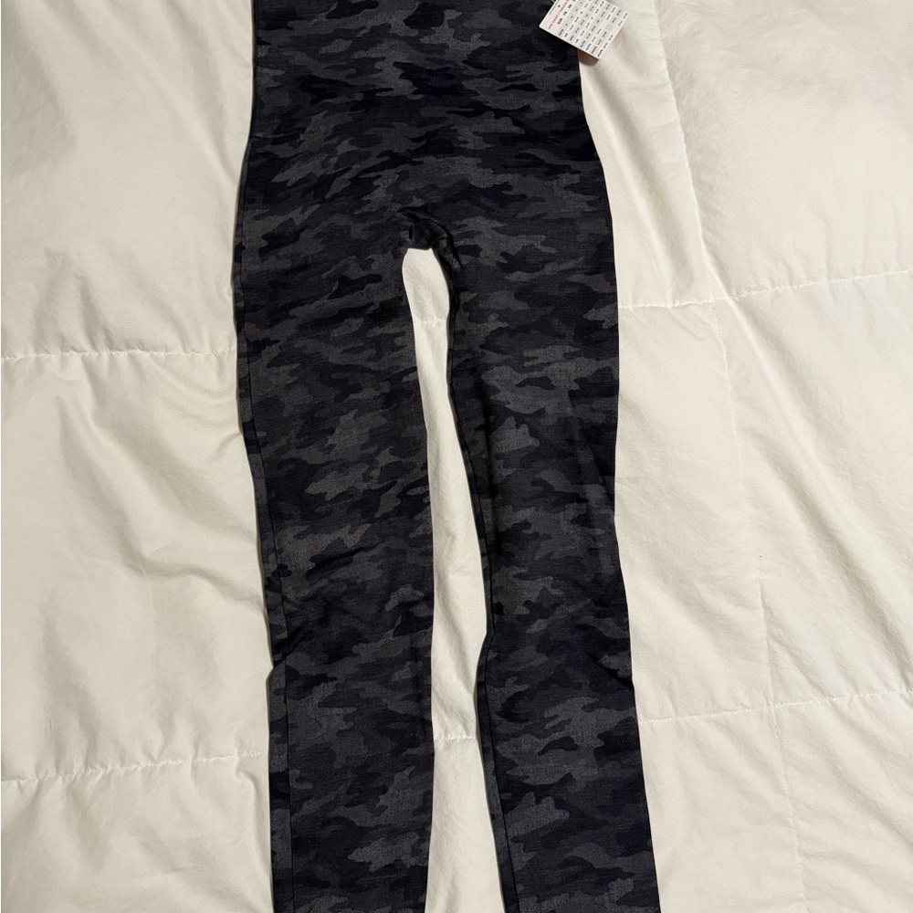 SPANX Black and Gray Camouflage Leggings
* Look at me now leggings